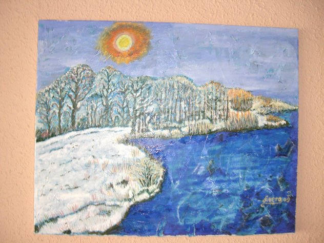 Paisaje nevado a orilla del mar