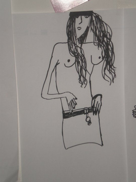 mujer sin camiseta y con mini-falda