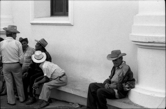 De la serie: Venezuela Cotidiana Fotoperiodismo y documental Blanco y Negro (Química)