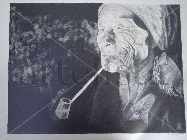 Anciana fumando en pipa