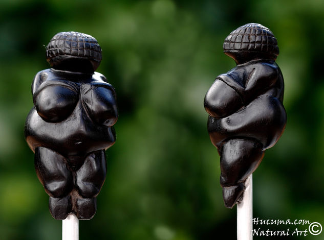 representación de Venus de  Willendorf en Madera de ébano Wood Figurative