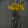 jarro con flores amarillas