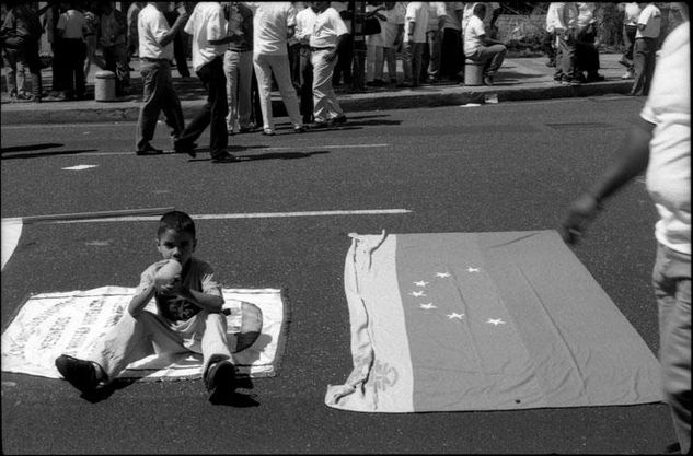 De la serie: Venezuela Cotidiana Fotoperiodismo y documental Blanco y Negro (Química)