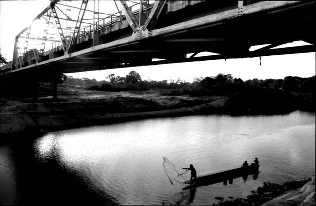 De la serie: Venezuela Cotidiana Fotoperiodismo y documental Blanco y Negro (Química)