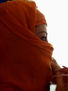 Mich con turbante naranja