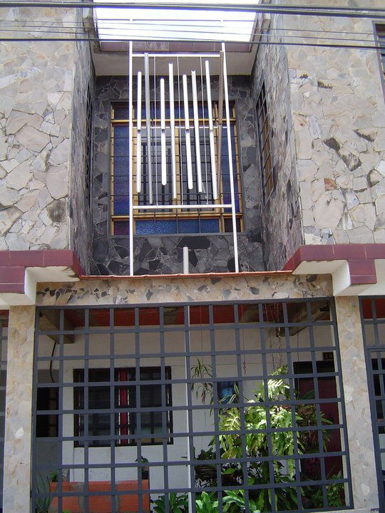 obra eolyca incorporada a la arquitectura, fachada de la casa del artista