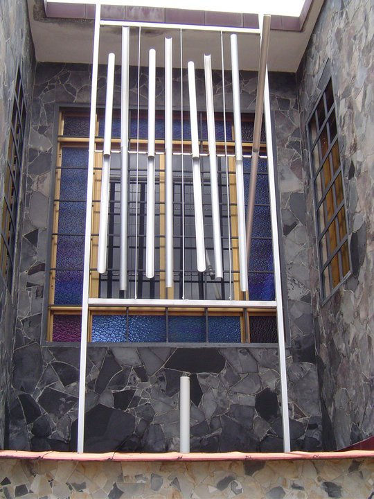 obra eolyca incorporada a la arquitectura, fachada de la casa del artista