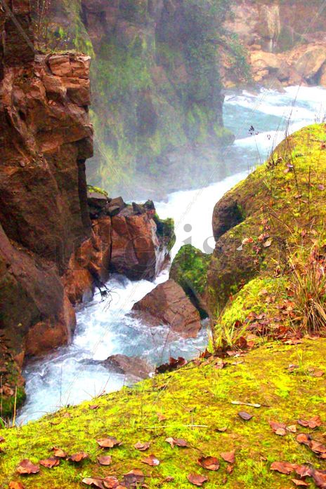 Agua entre rocas