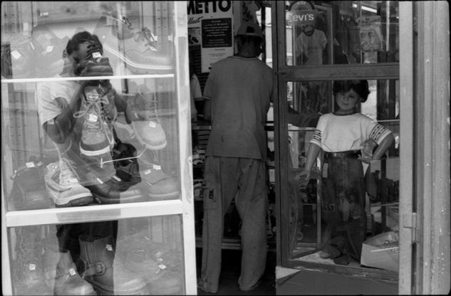 De la serie: Venezuela Cotididana Fotoperiodismo y documental Blanco y Negro (Química)