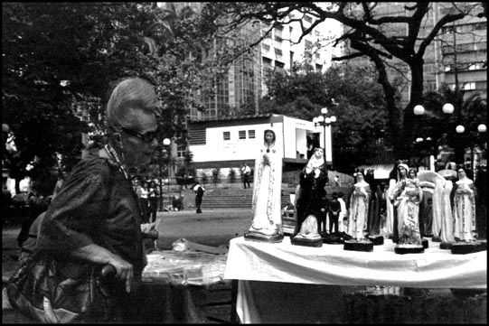 De la serie: Día de Plaza Fotoperiodismo y documental Blanco y Negro (Química)