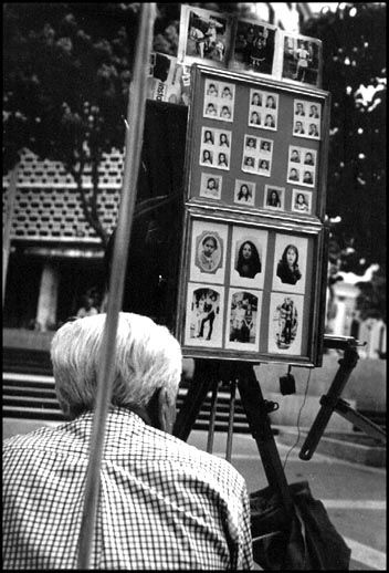 De la serie: Día de plaza Fotoperiodismo y documental Blanco y Negro (Química)