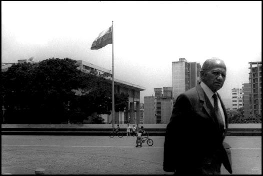 De la serie: Día de plaza Fotoperiodismo y documental Blanco y Negro (Química)