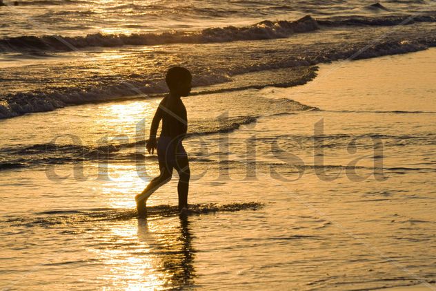 Niño contra luz