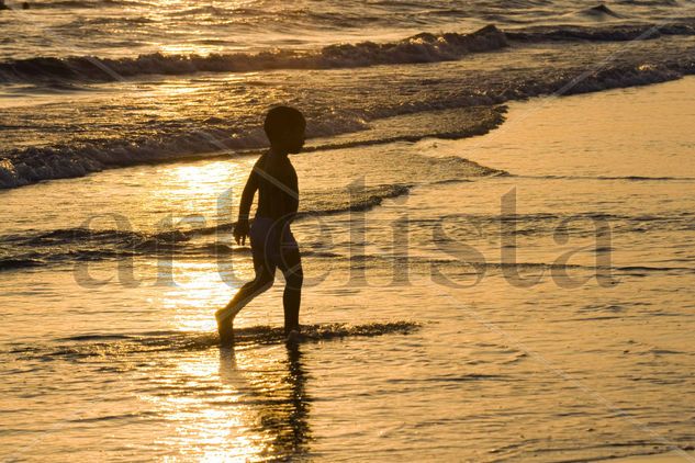 Niño contra luz 