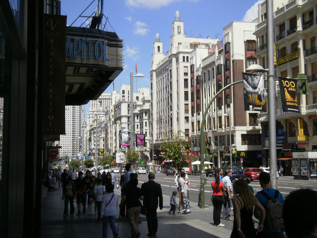 Gran Vía    MADRID/VERANO Architecture and Interiorism Color (Digital)