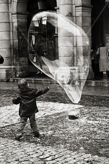 Niño y pompa gigante. Retrato Blanco y Negro (Digital)