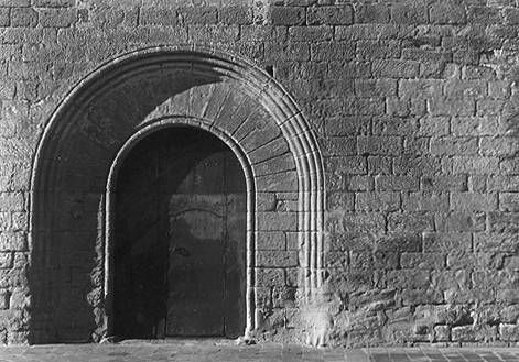 Puerta de la iglesia de Peratallada Arquitectura e interiorismo Blanco y Negro (Química)