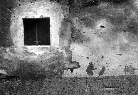 Pared de Peratallada Photojournalism and Documentary Black and White (Manual)