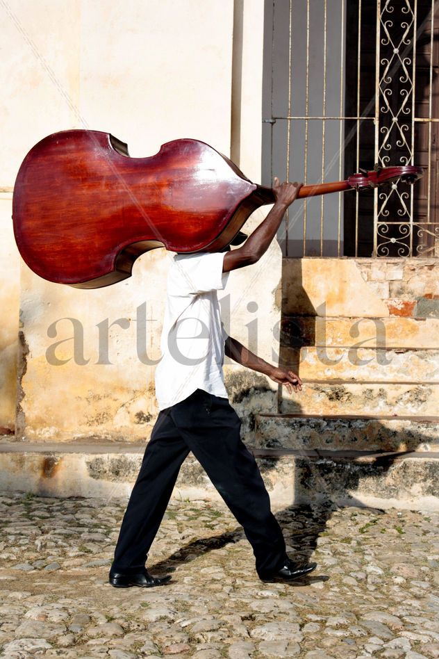 camindo con la musica acuesta
