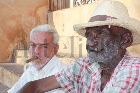 Fumando un habano