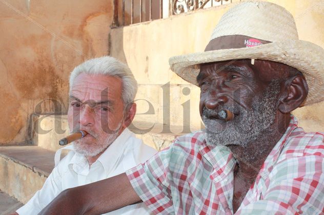 fumando un habano