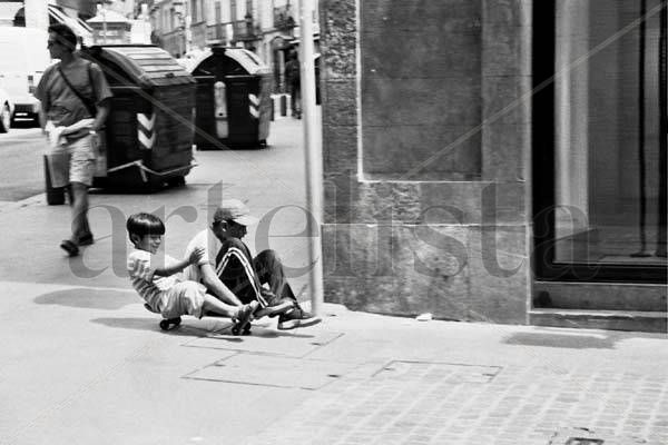 Niños con patín Other Themes Black and White (Manual)