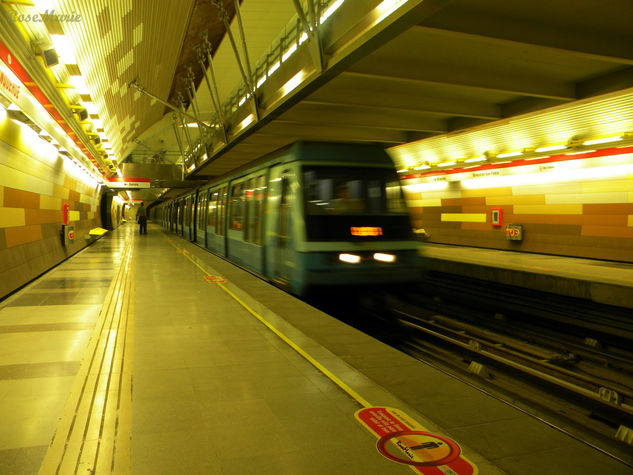 EN EL METRO... Arquitectura e interiorismo Color (Digital)