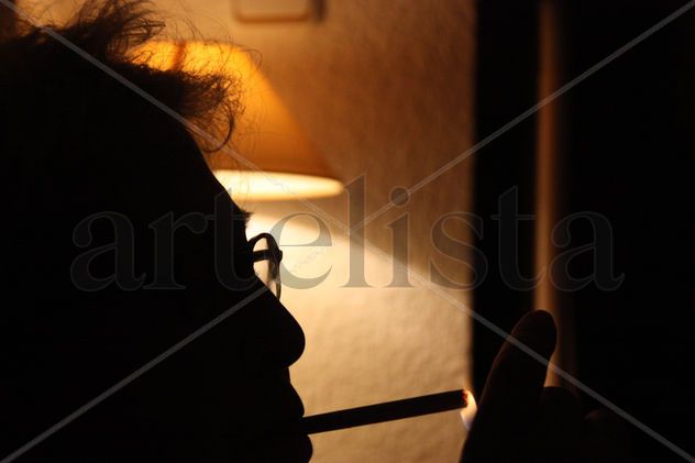 El humo y ella...