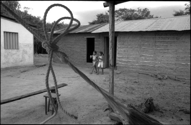 De la serie: Venezuela Cotidiana Fotoperiodismo y documental Blanco y Negro (Química)