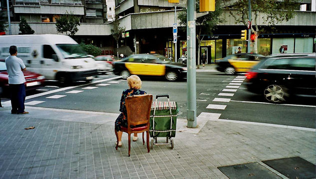 señora esperando el semaforo en verde 