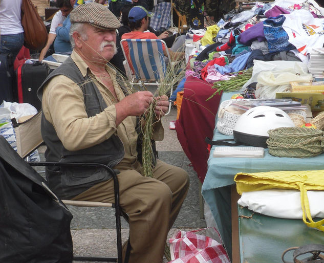 artesano en el mercadillo 