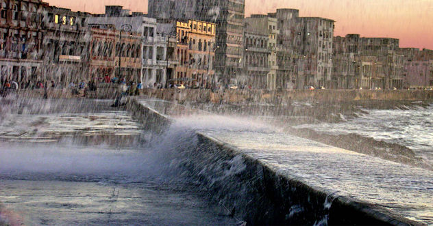 una ola en el malecon