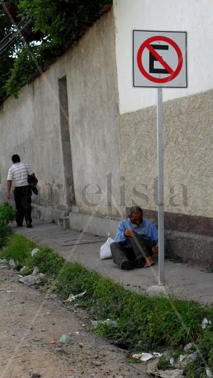 PROHIBIDO ESTACIONAR 