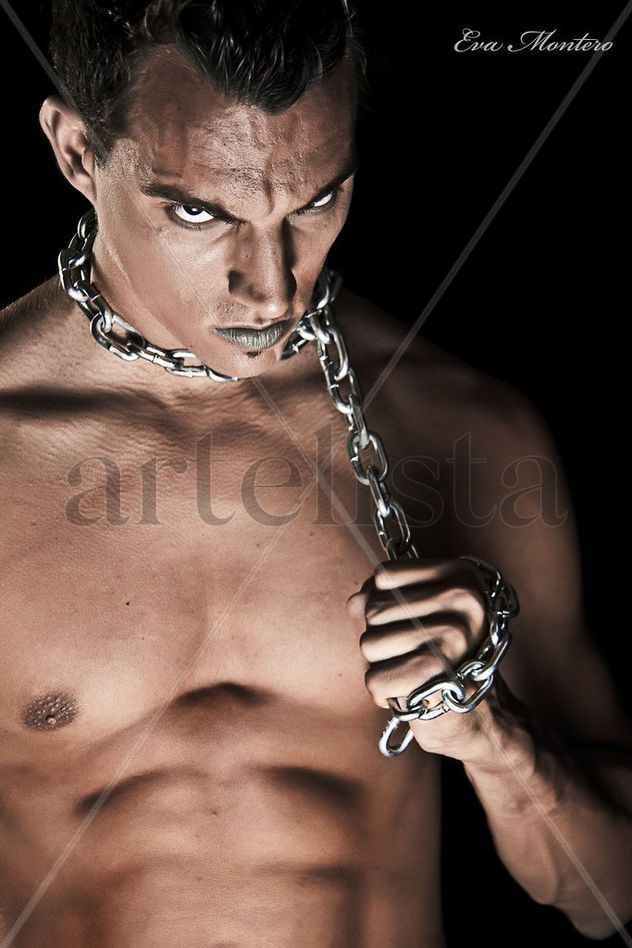 The murderer os the chains