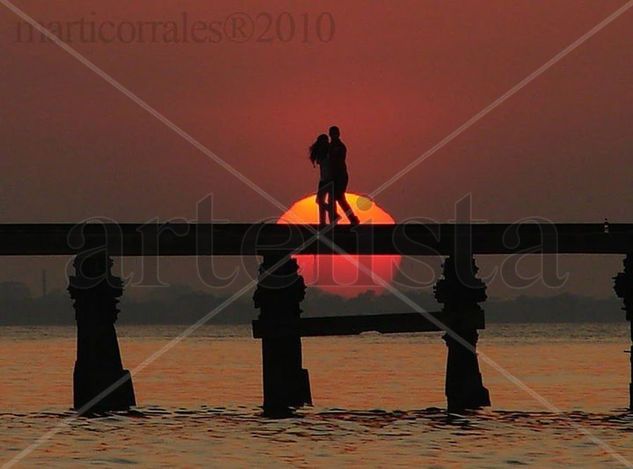 Amor sobre el muelle en una tarde de verano Travel Color (Digital)