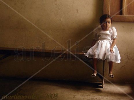 Niña sentada