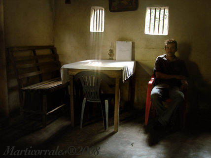 Hombre en semipenumbra