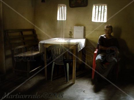 Hombre en semipenumbra
