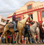 Desfile de jinetes y caballos