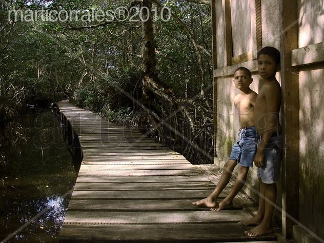 Niños sobre pequeño muelle de Laguna de Cacao