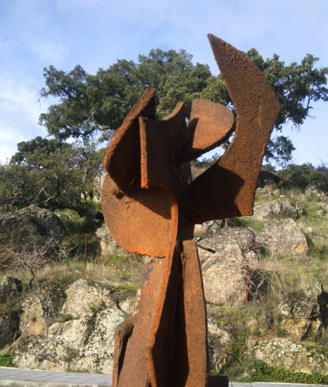 PARA UN ESPACIO escultura en Plasencia Wood Abstract