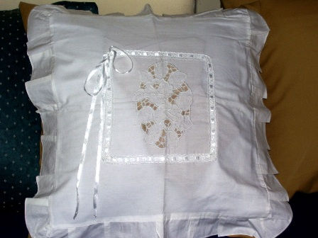 ALMOHADON BORDADO RICHELIEU