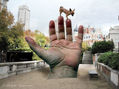 Mano y perrito en un rincón de Madrid, (Hand and a dog in a corner of Madrid)