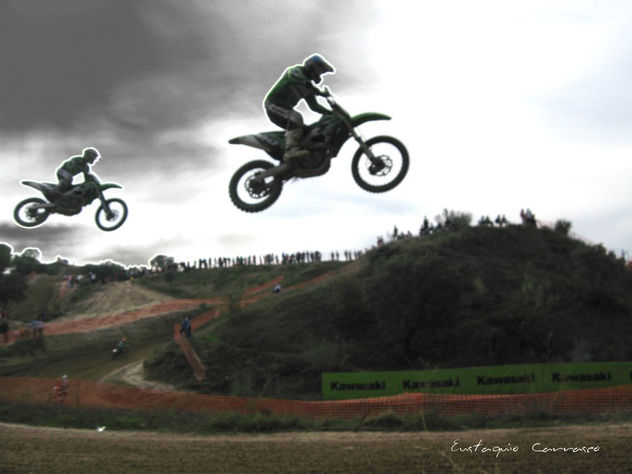 Motos compitiendo en el aire