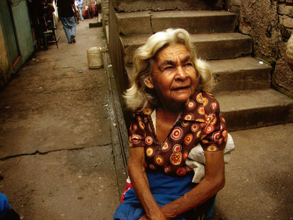 Señora en claroscuro