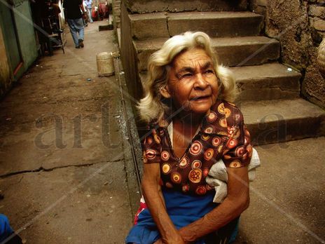 Señora en claroscuro
