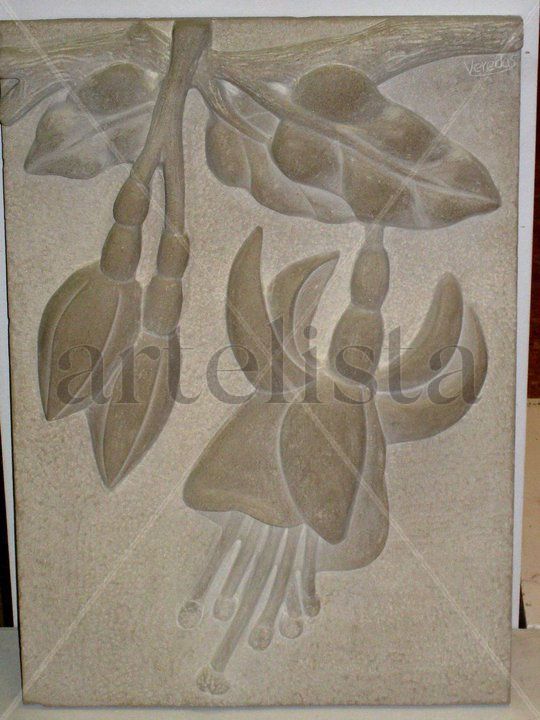 Fucsias . Talla en piedra arenisca gris