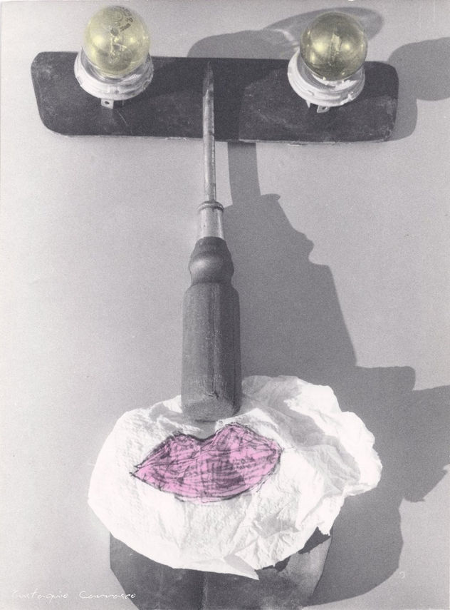 Cara de ojos de bombillas, naríz de destornillador y boca de papel de cocina