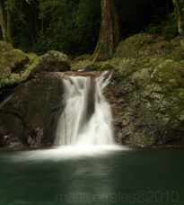 Cascada cayendo a Poza