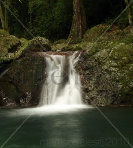 Cascada cayendo a Poza